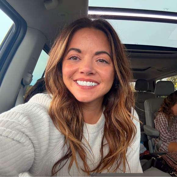 Meet your Posher, Candice - Picture 2 of 3